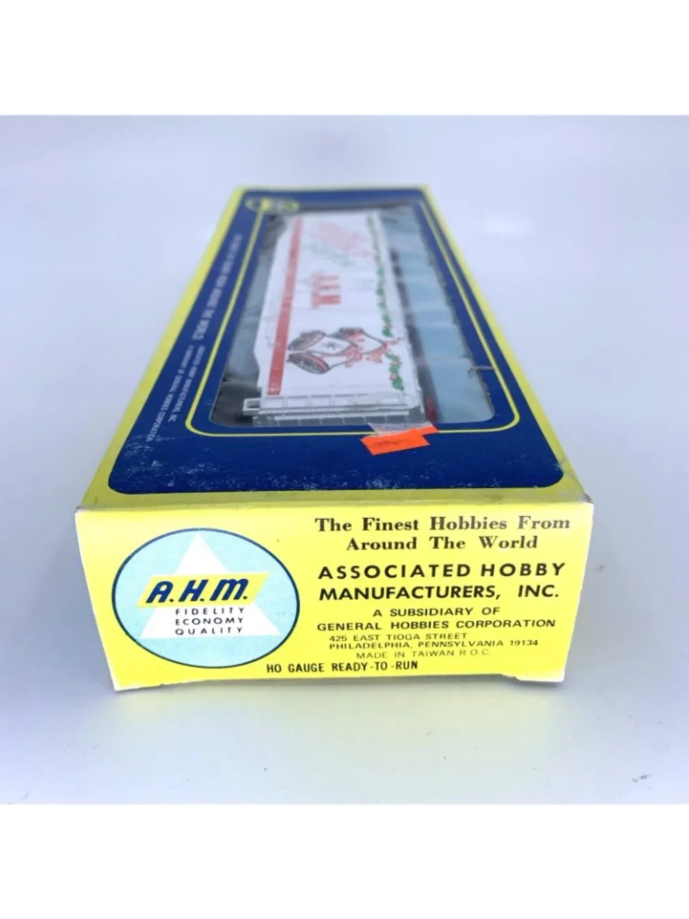 AHM 5582-10 HO Scale Christmas 1979 Seasons Greetings 50' Plug Door Boxcar Vtg